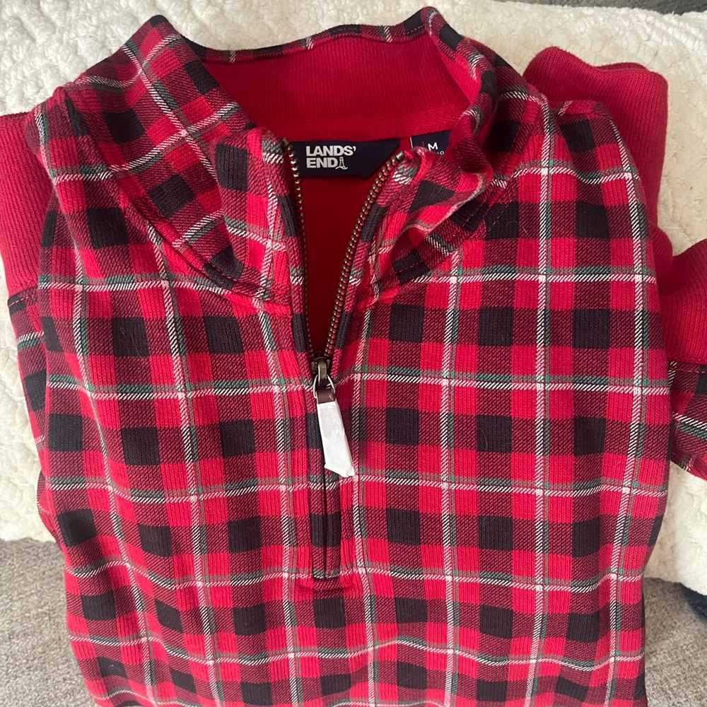 Men’s medium Lands End quarter zip pullover.  New.   $78.   Selling for $32